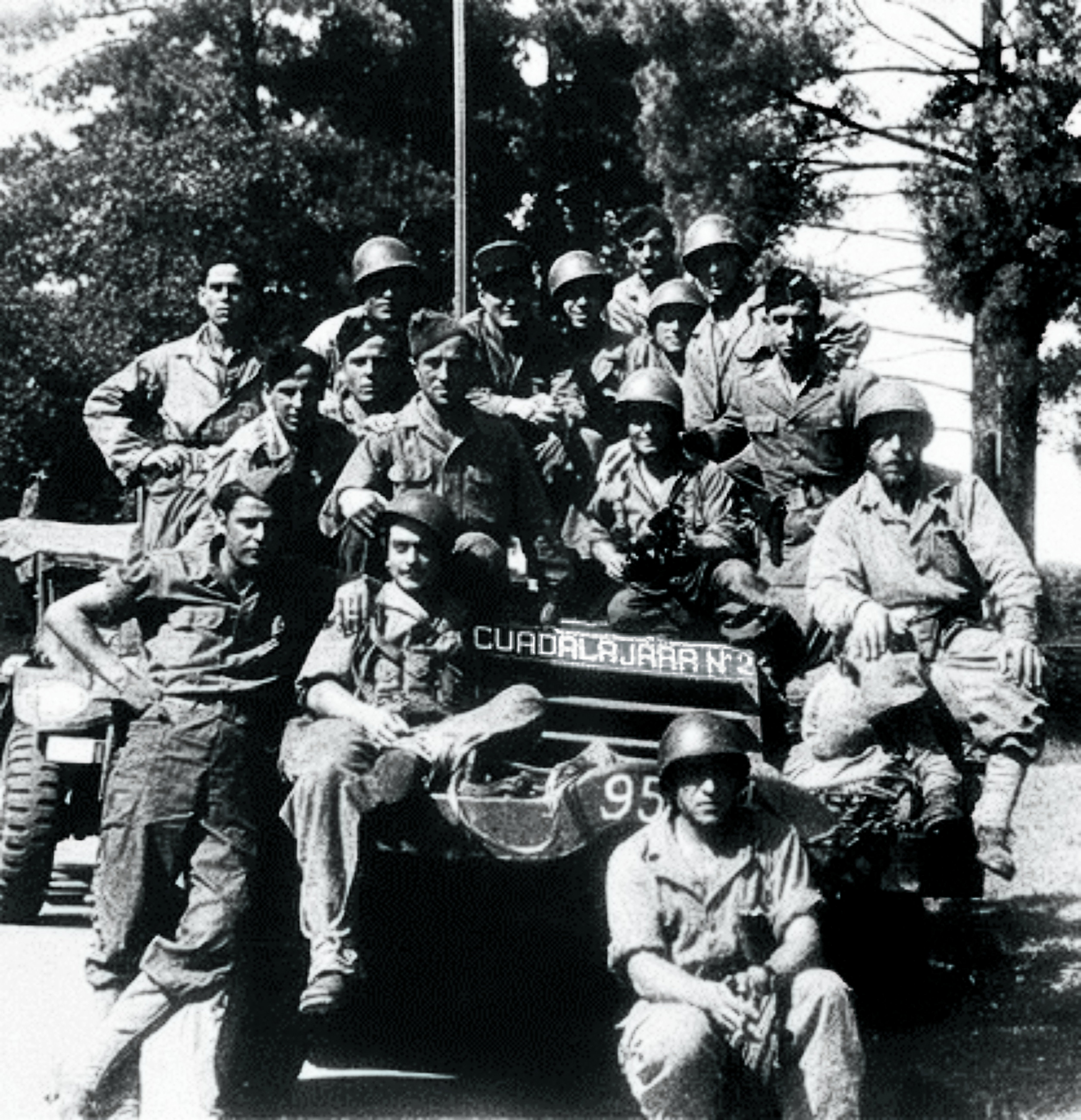 Soldados españoles de La Nueve en el Guadalajara, el primer blindado de la División Leclerc que llegó al París ocupado por los nazis.