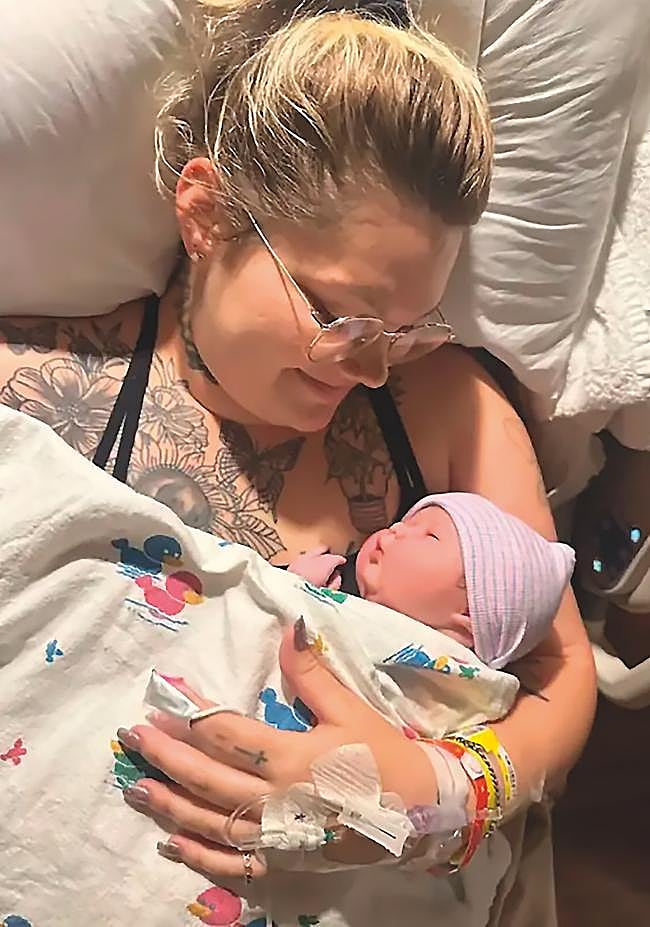 Kayla Elliott, una de las madres gestantes, en una foto distribuida por ella misma en redes sociales cuando varias de ellas se organizaron para intentar recuperar a los bebés que habían parido.