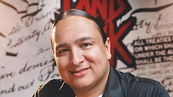 Nick Tilsen, líder indígena: «Los nativos americanos le vamos a plantar cara a Trump»