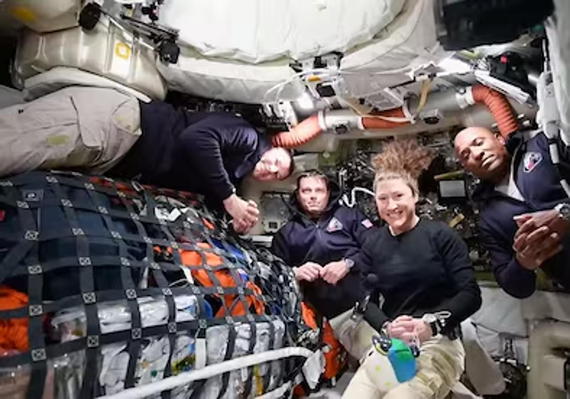 Christina Koch junto a sus compañeros en la nave Orion.