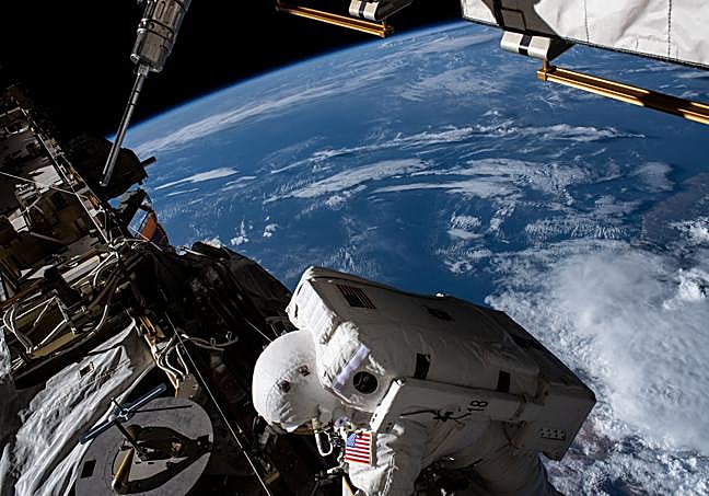 Christina Koch durante una EVA, (Extra Vehicular Activity) en su anterior misión en la Estación Espacial Internacional.