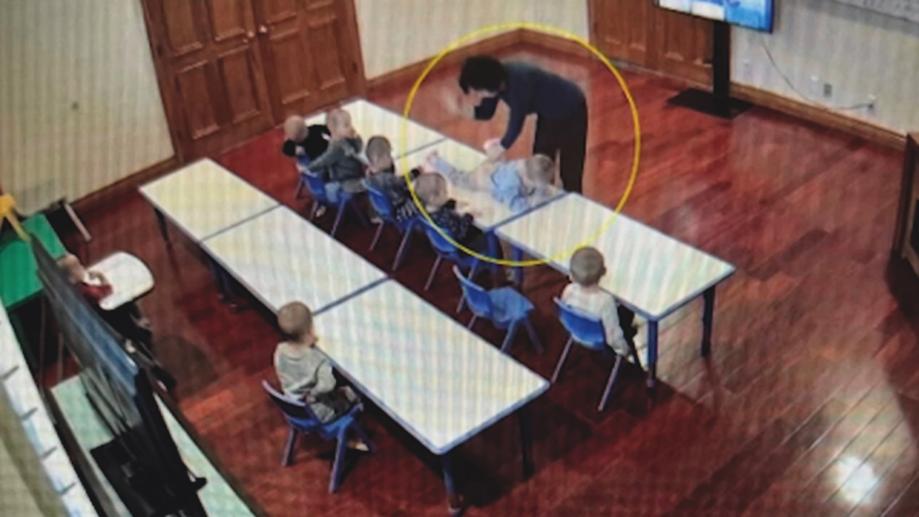 En el interior de la mansión había una habitación con aspecto de aula en la que los niños, casi todos de la misma edad, eran educados y castigados. Así lo mostraron las grabaciones incautadas. Guojun tenía cámaras en todas las dependencias.