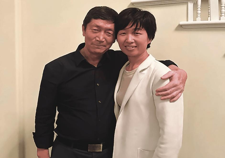 Guojun Xuan y Silvia Zhang son los padres legales de los 21 niños, aunque no están casados ni son pareja. Los pequeños, muchos con lesiones o taras, están ahora bajo custodia de los servicios sociales, pero ellos están intentando recuperarlos.