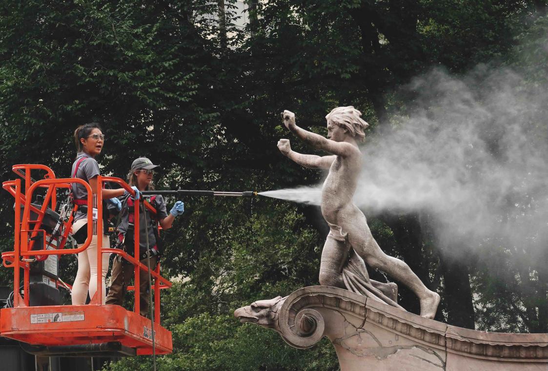 En la entrada de Central Park en Nueva York (Merchants' Gate), un conjunto escultórico homenajea a los 266 fallecidos del Maine junto a una placa que fue fundida en metal rescatado del barco.