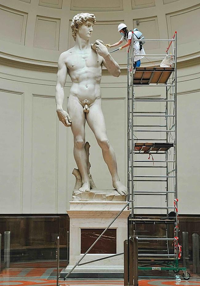 La restauradora Eleonora Pucci limpia el David, de Miguel Ángel (Florencia), con una aspiradora de mochila y un cepillo de fibra. La parte más complicada, dijo, fue eliminar el polvo y las telarañas de los rizos del héroe.