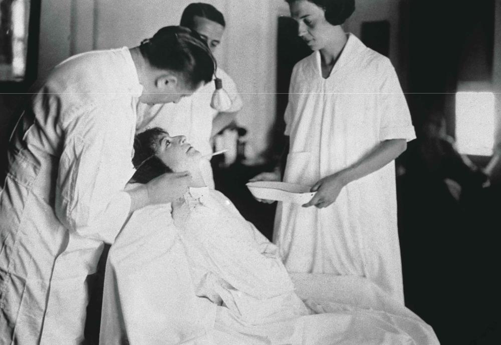 Se operó la nariz en el Ritz y llamó a la prensa para que estuviese presente. La película 'Funny girl', de Barbra Streisand, se inspiró en su vida.