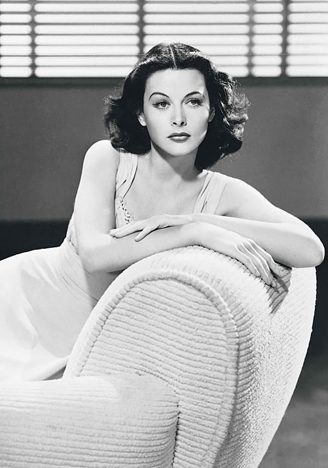 La protagonista de Sansón y Dalila admitió liftings faciales y rinoplastias. Incluso aconsejó a los cirujanos dónde realizar las incisiones para minimizar las cicatrices. Sus últimas décadas vivió recluida para que no la vieran envejecer.