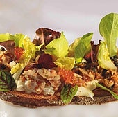Tosta de trucha, ventresca y queso de cabra