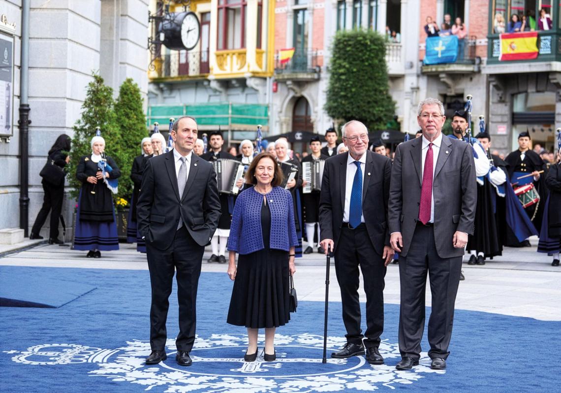 Mojsov recibió en 2024 el Premio Princesa de Asturias de Investigación Científica y Técnica, junto con otros cuatro científicos. Habener era uno de ellos, pero no acudió a la ceremonia en Oviedo. A su izquierda, Daniel Drucker.