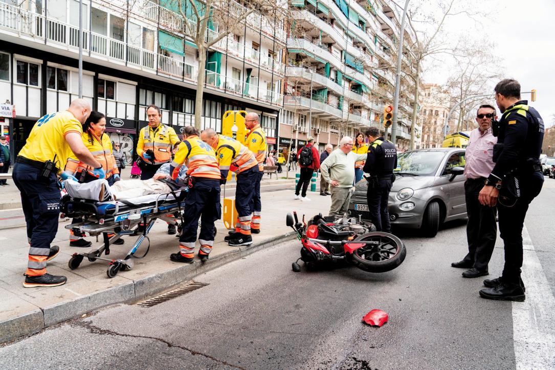 Un equipo del Sistema de Emergencias Médicas (SEM)atiende en Barcelona a un joven que se estrelló con su moto contra un autobús. Mientras, un testigo explica lo ocurrido a un policía. En el trauma, el tiempo en que se ejecutan las intervenciones básicas pueden decidir una vida.
