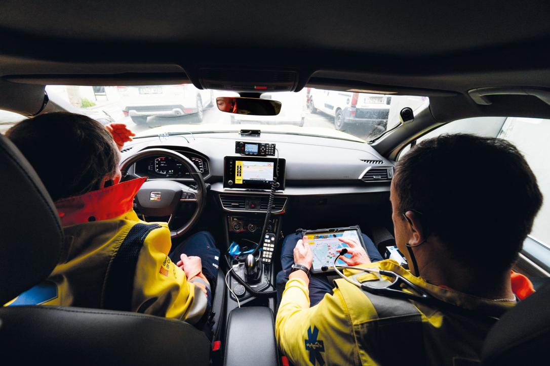 La emergencia empieza mucho antes de llegar: escuchar, anticipar, orientarse y prepararse para lo desconocido. En ese instante, se activa a la vez una red que lanza peticiones cruzadas y activa apoyos en tiempo real: a veces es preciso cortar una calle o sacar a un paciente por sitios no convencionales.