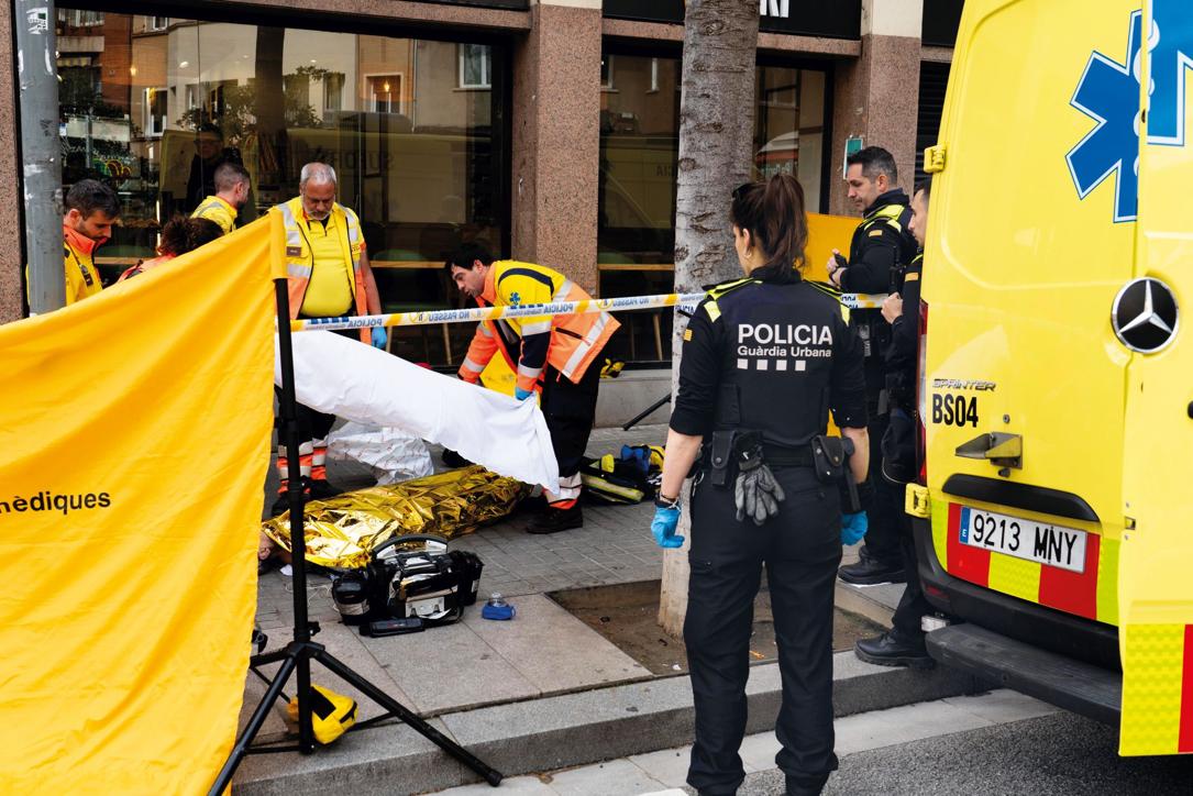 Un equipo del SEM interviene junto con la Policía tras el aviso de un precipitado. En esta ocasión no pudieron evitar el desenlace fatal. En algunas escenas no solo se atiende al paciente: también se contiene el impacto psicológico de lo ocurrido.