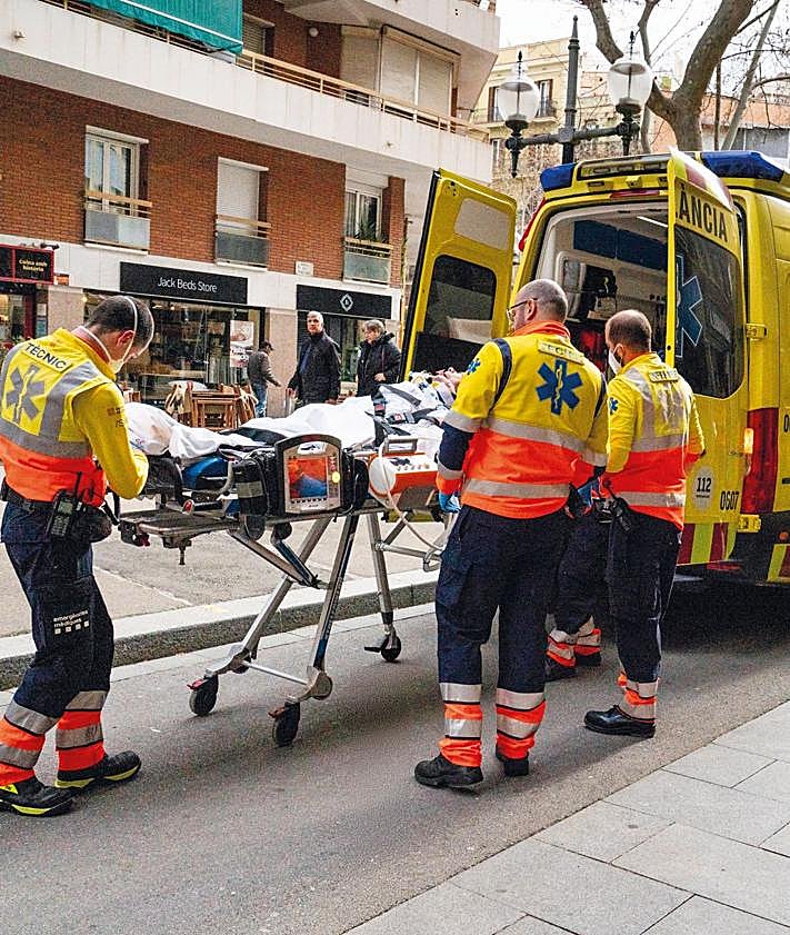 Imagen secundaria 2 - Arriba: la sala de coordinación del SEM en Barcelona, Abajo, a la izda.: un café rápido entre salidas. A la dcha.: una atención a domicilio por un posible ictus. La jornada se mueve constantemente entre esos tres escenarios: el centro desde el que se escuchan las alertas -se priorizan los casos y se decide la respuesta-, el lugar de la emergencia y una breve pausa que permite recomponerse.