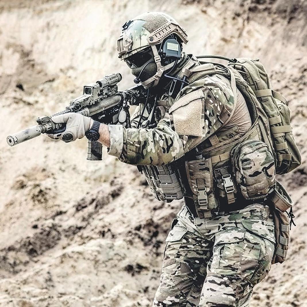 El camuflaje MultiCam y sus variantes es el que usan no solo los norteamericanos, sino soldados rusos y ucranianos, que para distinguirse en el frente se ponen brazaletes.