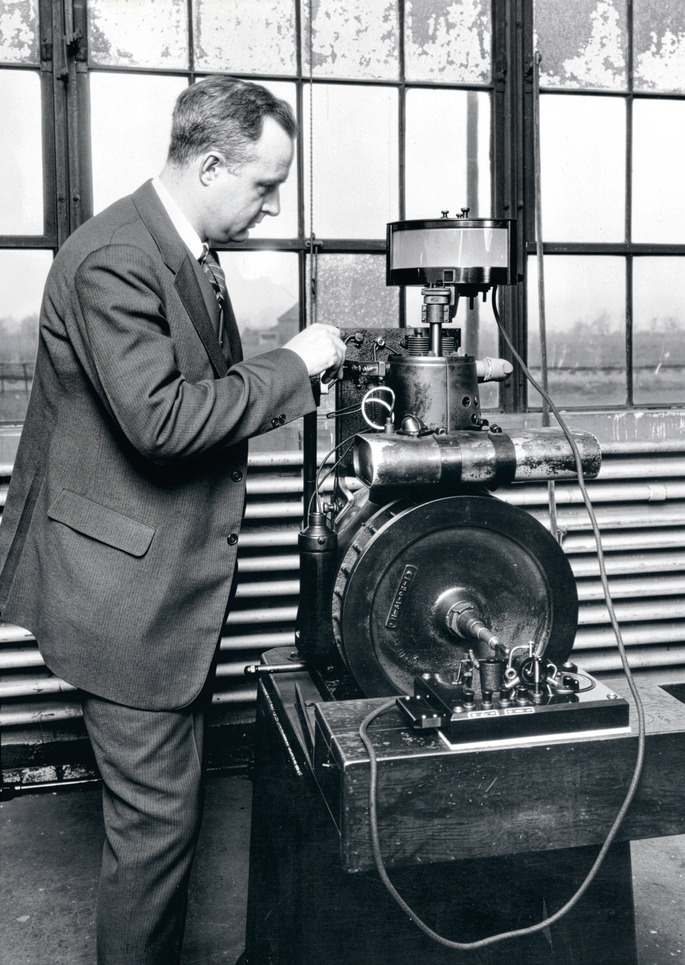 Thomas Midgley era un inge-niero mecánico de General Motors con estudios en Química. Fue él quien descubrió las ventajas del plomo en el rendimiento del motor. Lo más siniestro es que Midgley sabía que el plomo era tóxico, pero lo negaba.