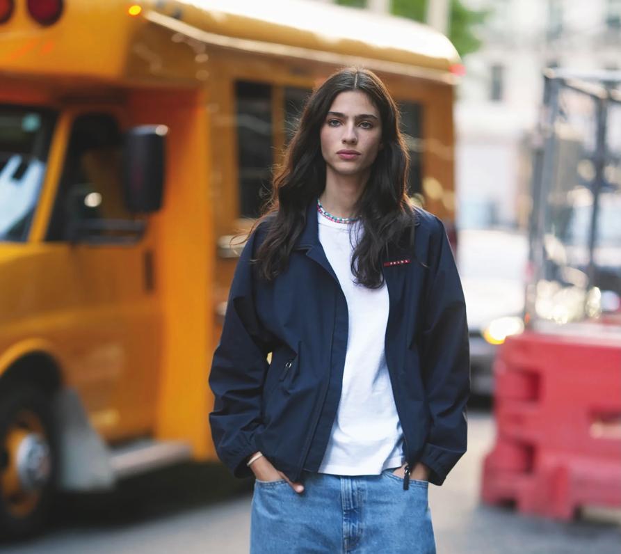 Sus estilismos de calle suelen ser masculinos, entre lo skater y el mundo del rap, con pantalones baggy, bombers, sudaderas, vaqueros desgastados... En las pasarelas es pura sofisticación.