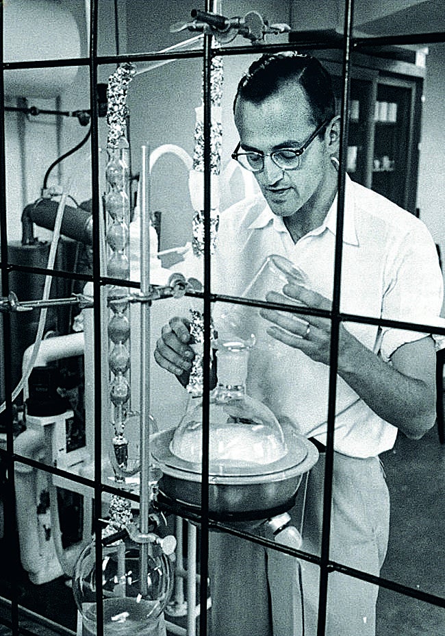 En 1956, el geoquímico Clair Patterson logró calcular la edad de la Tierra: 4550 millones de años (con un margen de error de 70 millones). Durante su investigación descubrió que había plomo en el polvo, en el agua del grifo, en las paredes del laboratorio...