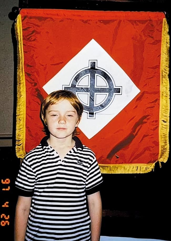Desde su infancia, Adrianne recibió una formaron absolutamente orientada a convertirse en el sucesor de su padre en las altas esferas del supremacismo blanco.