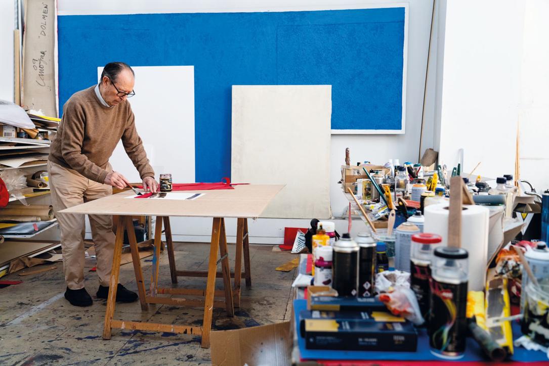 Este es el rincón de su estudio en el que más disfruta Canogar, donde está «el lío formado». Inagotable, afirma: «Necesito estar aquí».