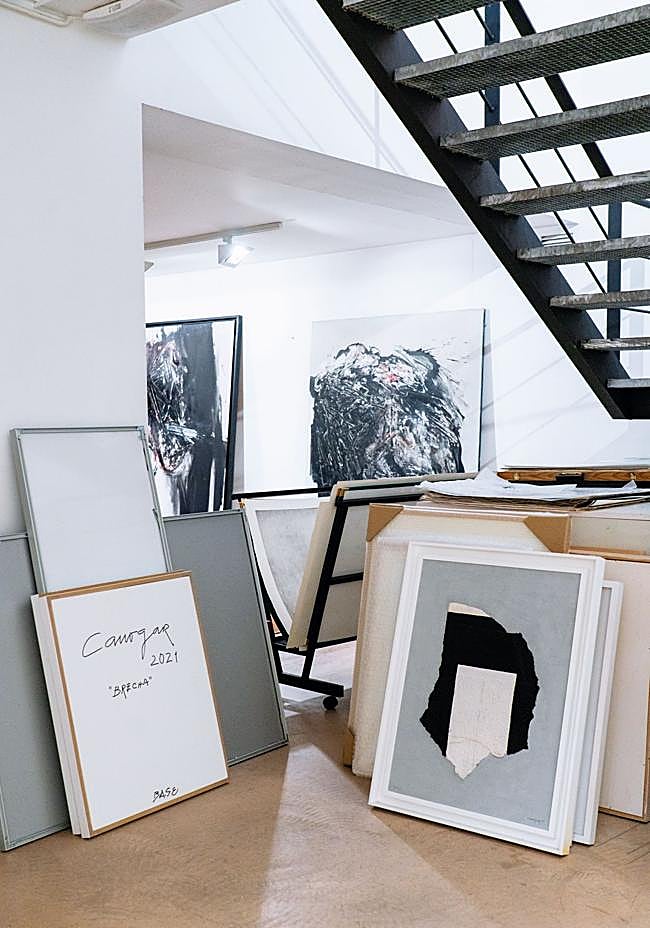 Canogar entiende su estudio como un taller de investigación pictórica. No es solo un lugar para la producción, también es un espacio para reflexionar sobre la pintura misma, dice.