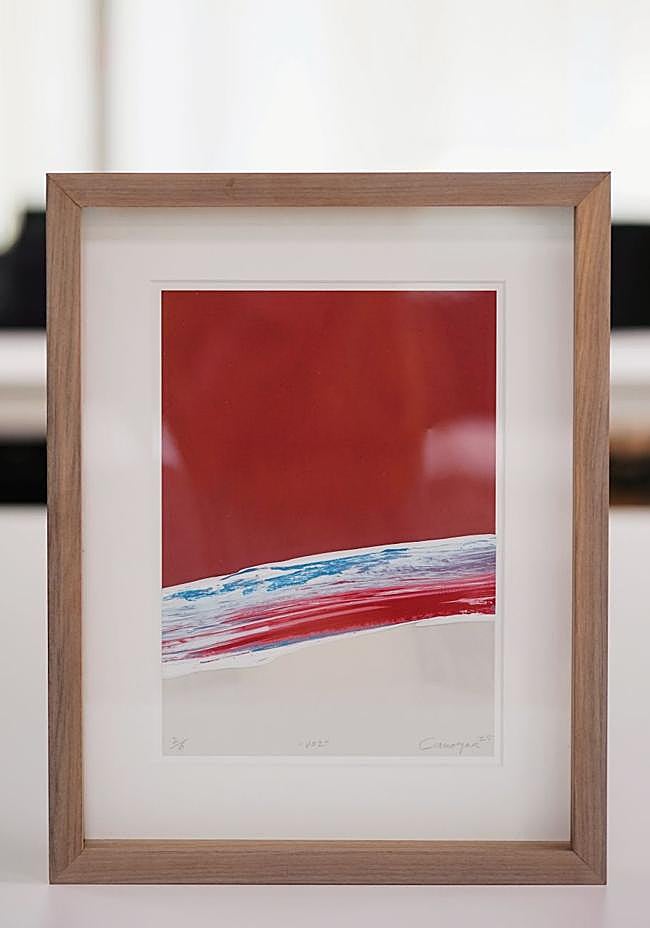 Rafael Canogar ha creado el galardón que recibirán este año los ganadores de los Premios XLSemanal 2026: «Es una especie de poema plástico que quiere expresar belleza —explica—. Una impronta de color y materia espontánea que desea comunicar el placer que yo mismo he experimentado al realizarlo». Los galardones están realizados con técnica mixta de serigrafía y litografía sobre lámina de poliéster y fondo de color en papel. «En un mundo en crisis, quiero comunicarme a través de cosas bellas», resalta.