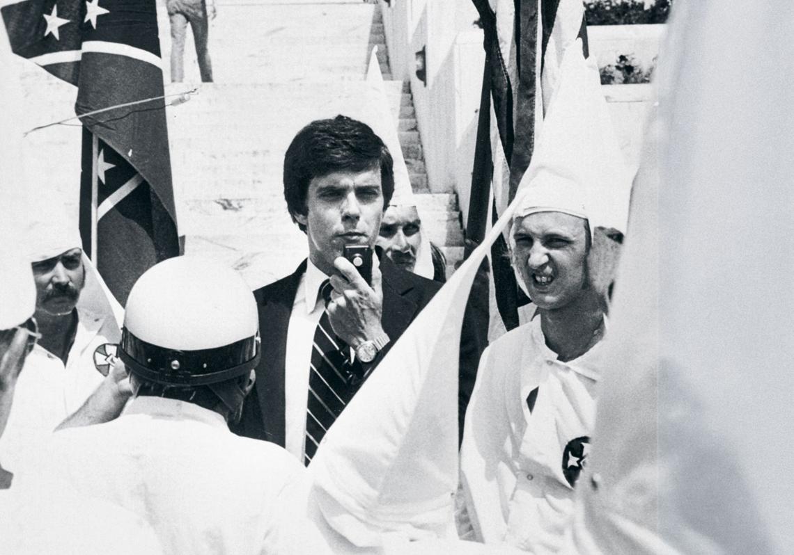 Don Black, padre de Adrianne, en un acto supremacista del Ku Klux Klan en los años setenta.