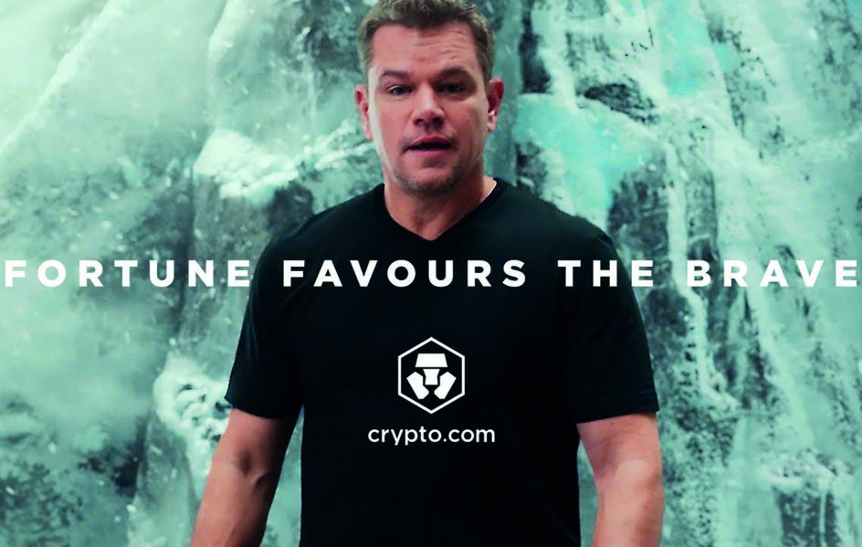 Matt Damon puso la cara en un anuncio de Crypto.com que decía: «La fortuna favorece a los valientes»; se emitió durante la Super Bowl de 2022, cuando Bitcoin cotizaba a 44.000 dólares; cuatro meses después estaba a 17.000 y la cara de Damon era pasto de memes.