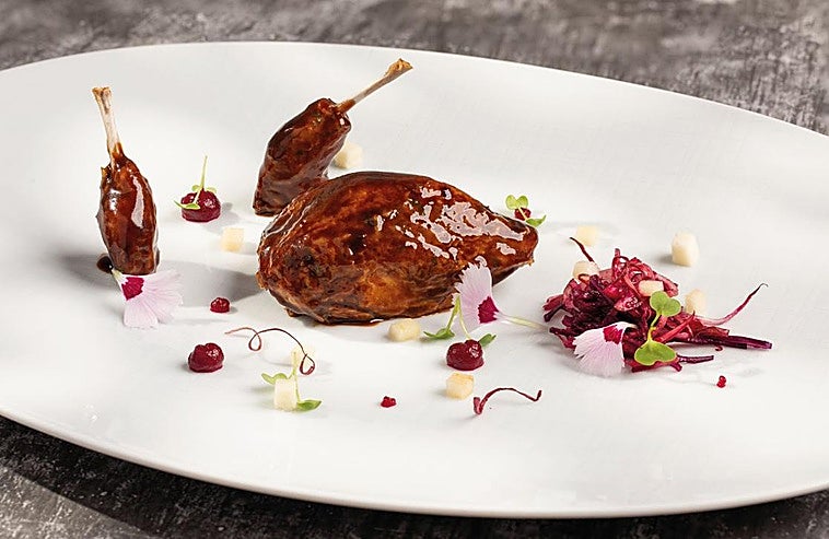 Codorniz asada con 'chutney' y lombarda
