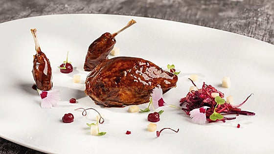 Codorniz asada con 'chutney' y lombarda