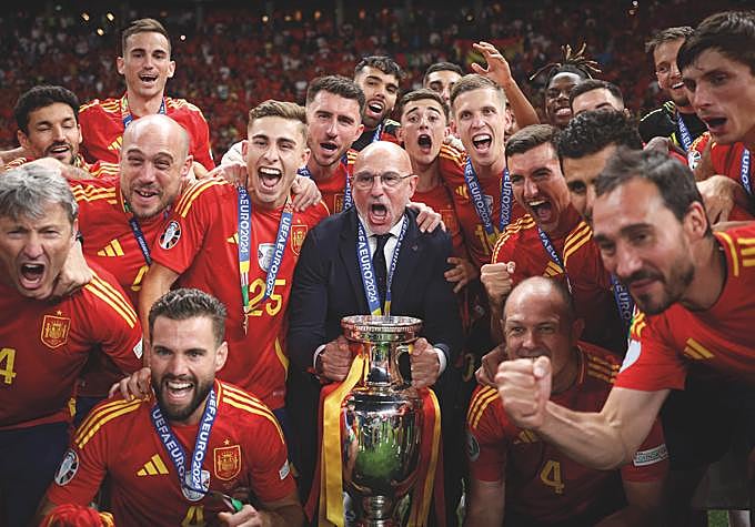 De la Fuente levanta la Eurocopa 2024, torneo en el que España estaba lejos de partir como favorita por ser un equipo joven y el poco tiempo que él llevaba en el cargo. Pero ganó.