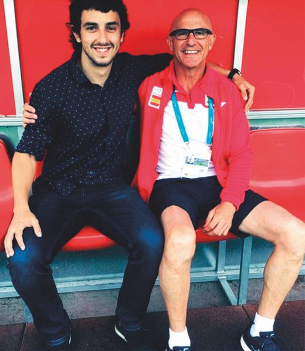 De su familia, habla lo justo. Su mujer, andaluza, se llama Charo. Tienen dos hijos, Alberto y Javier. También es padre de Alexander, de su primer matrimonio. Alberto (foto) es, como él, socio del Athletic y trabaja en la Federación como analista para entrenadores.