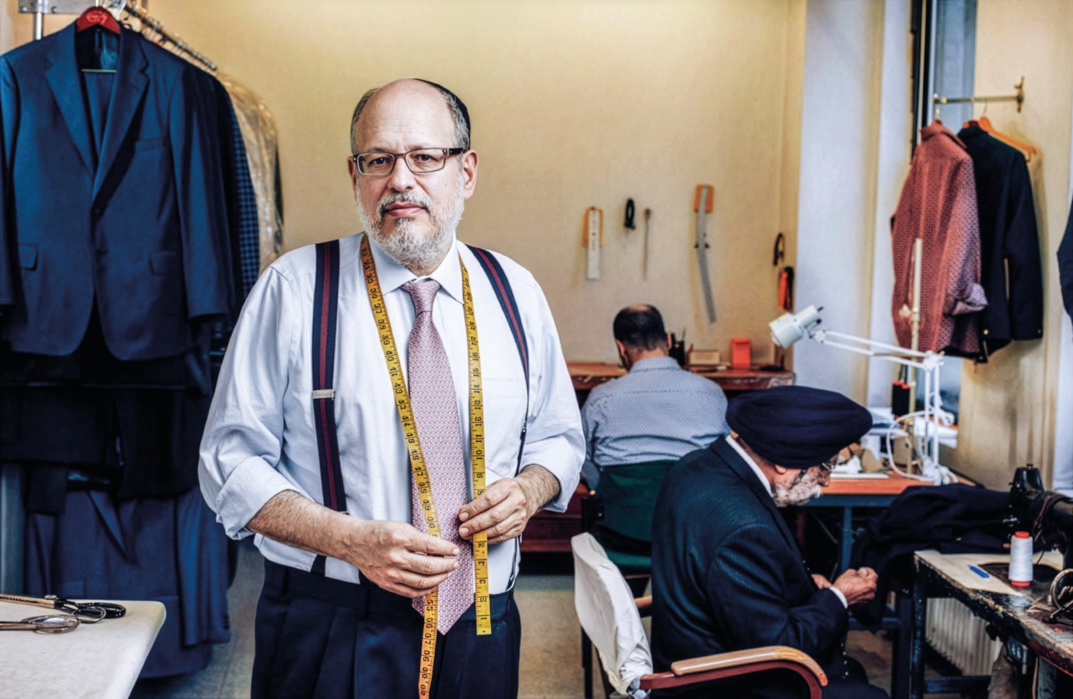 Se han duplicado los arreglos en las sastrerías de Wall Street. El sastre Israel Zube, por ejemplo, cuenta que sus clientes ahora «piden cortes más ajustados».