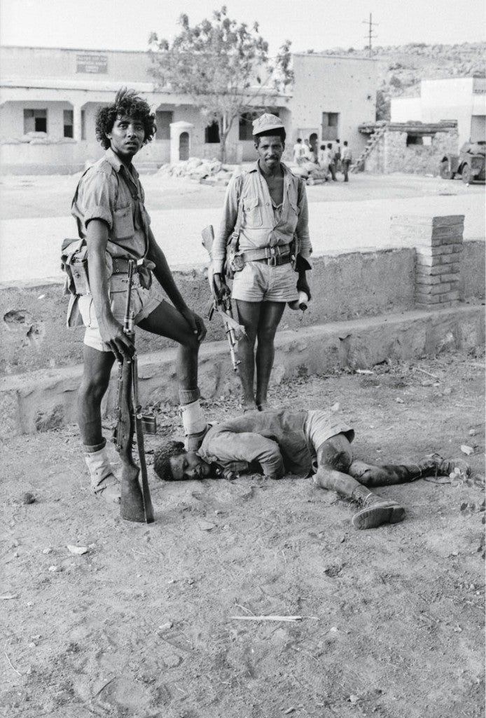 La guerrilla acaba de tomar la ciudad, y soy el único periodista presente. El ataque empezó al amanecer, y los combates más duros tuvieron lugar en torno a las instalaciones militares. Los últimos supervivientes enemigos han sido cazados como conejos cuando intentaban escapar. Me acerco a uno de los cadáveres para fotografiarlo mientras los dos hombres que le han disparado le registran los bolsillos. Al verme levantar la cámara, uno de ellos coloca un pie sobre la cabeza del caído, como si se tratara de un trofeo de caza. «Meik mi uan foto», dice. Tomo foco y aprieto el obturador. Clic. Paco Cercadillo, el subdirector de 'Pueblo', decidió abrir la edición de ese día con esta foto a un cuarto de página, en primera plana. 'En el infierno eritreo', fue el titular.