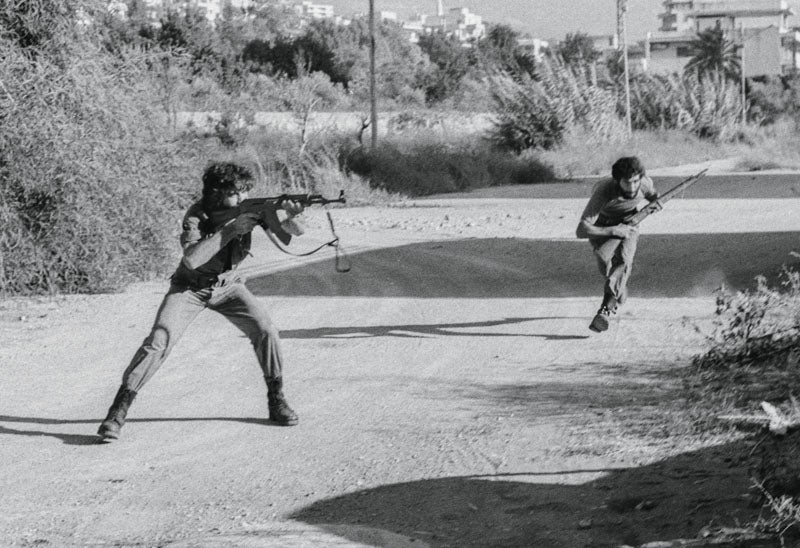 Combatientes falangistas cristianos sorprendidos en plena calle por francotiradores enemigos. Ocurrió en el barrio beirutí de Hadath y, por alguna extraña razón, recuerdo perfectamente sus nombres: Georges es el que dispara con el Kalashnikov, y Hakim el que corre agachado. El resto del grupo –éramos media docena, y el jefe se llamaba Fuad– ya ha buscado refugio. Pegado a un muro, intento hacer un par de fotos antes de protegerme con los demás. En esta época las cámaras aún no son automáticas y hay que calcular luz y enfoque. Eso supone unos momentos angustiosos antes de apretar el obturador y quitarte de en medio.