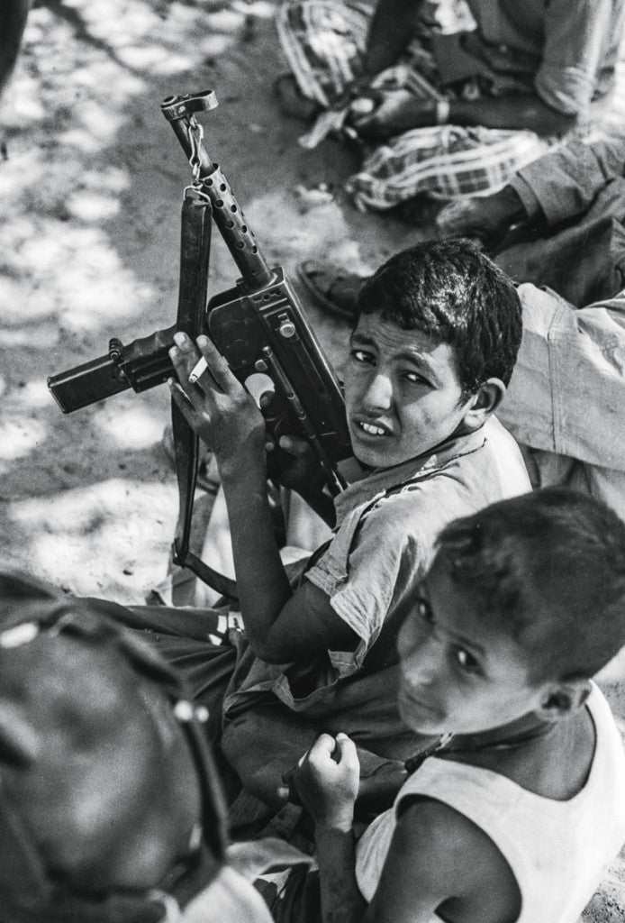 Antes y ahora, no hay nada más peligroso que un niño o un muchacho con un arma. Vi muchos como el de la fotografía, con miradas que daban escalofríos cuando se fijaban en ti. A esa edad los chicos son estremecedoramente valientes, pues los pocos años los vuelven irresponsables y osados. Y también, llegado el caso, pueden ser imprevisibles y extremadamente crueles, a veces más que los adultos. Algunos de los peores momentos que viví como reportero fue ante jóvenes armados, a esa edad en que incluso matar puede parecer un juego.