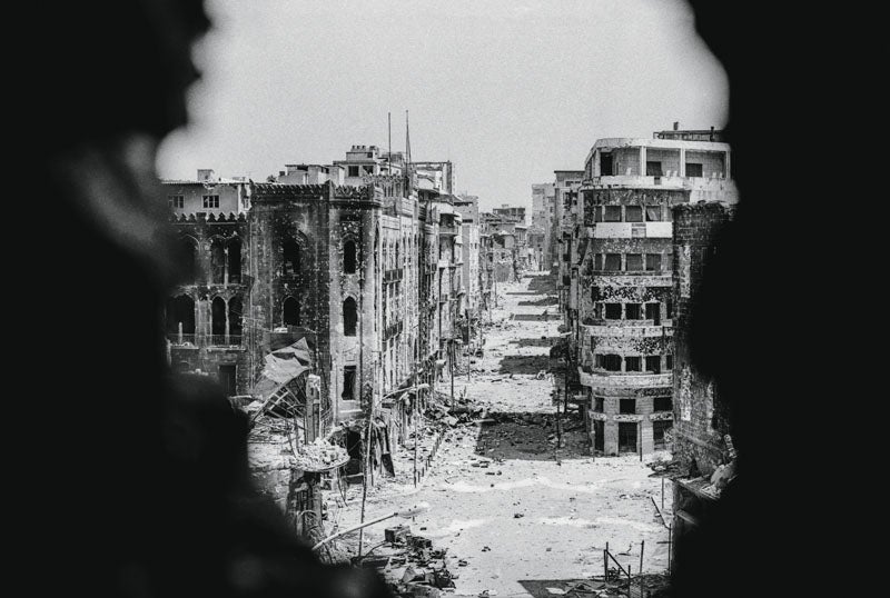Había conocido bien Beirut antes de la guerra civil, en 1974. Conocía el país y me había enamorado de su paisaje y sus gentes. Después del Sáhara y de un tiempo como enviado especial en Argel, 'Pueblo' me envió al Líbano para cubrir la escalada bélica que enfrentaba a palestinos y facciones musulmanas y cristianas. Durante 12 años no dejé de viajar allí. La Beirut que tanto había amado era un laberinto de bombardeos, ruinas y francotiradores. Desde la tronera de uno de ellos fotografié en 1978 la tierra de nadie que separaba los dos sectores del centro de la ciudad.