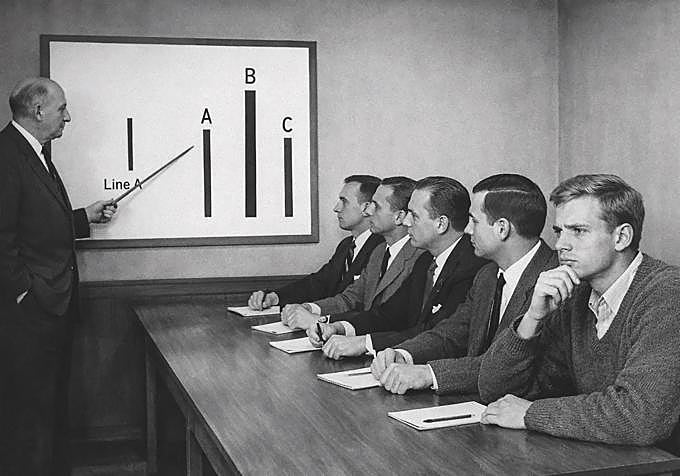 En uno de los experimentos más determinantes sobre el comportamiento de grupo, el psicólogo Solomon Asch (izda.), en los años 50, demostró cómo la presión del grupo nos lleva a dar respuestas incorrectas solo para encajar.