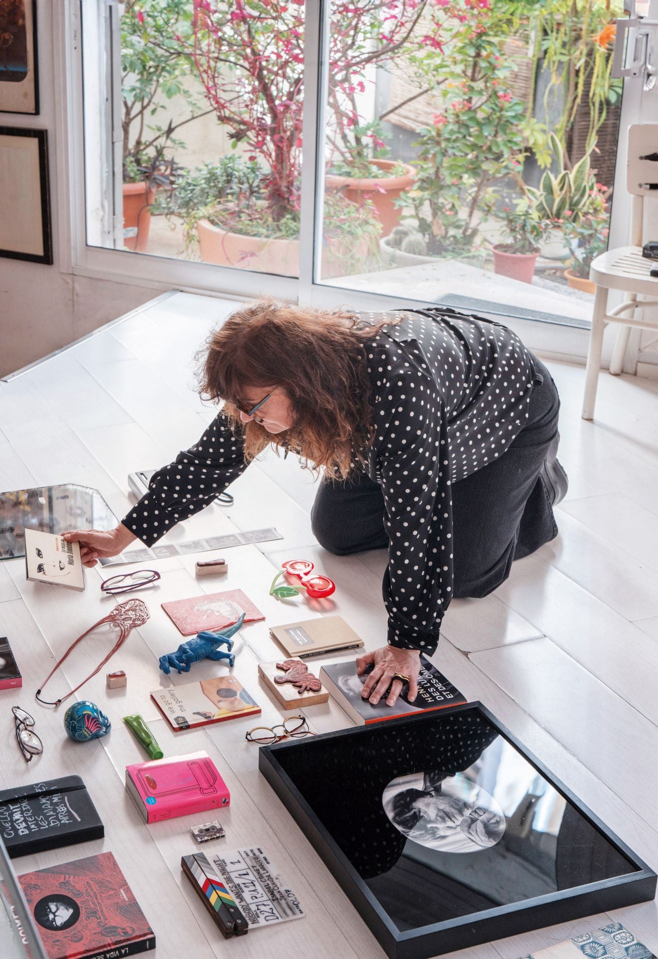 La directora catalana, en su estudio, recopilando una serie de objetos que acompañarán su próxima exposición de 'collages' en la Galería Max Estrella, en Madrid.