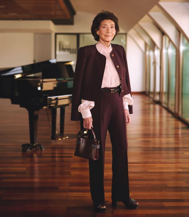 En Paloma O'Shea confluye una combinación poco habitual de sensibilidad artística, compromiso social y exigencia académica. Así ha logrado atraer a la Escuela Superior de Música Reina Sofía a grandes maestros internacionales y ofrecer a jóvenes talentos —mediante becas y apoyo institucional— una formación de altísimo nivel. Aquí O'Shea posa para XLSemanal en uno de los espacios de la Escuela.