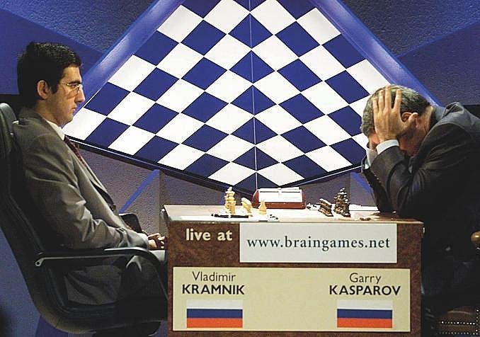 Kaspárov y Krámnik protagonizaron en 2008 un duelo en el que el segundo de Krámnik, el francés Jöel Lautier, propuso una apertura que descolocó al ruso y no pudo recuperarse.