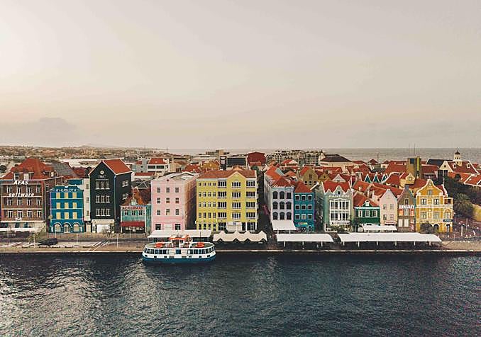 Más allá del sol, la playa y el mar, la isla también atrae turistas por el centro histórico de Willemstad, la capital de la isla y Patrimonio de la Humanidad de la Unesco por sus fachadas coloniales. Construida por comerciantes de esclavos, es la imagen más reconocible del Caribe holandés.
