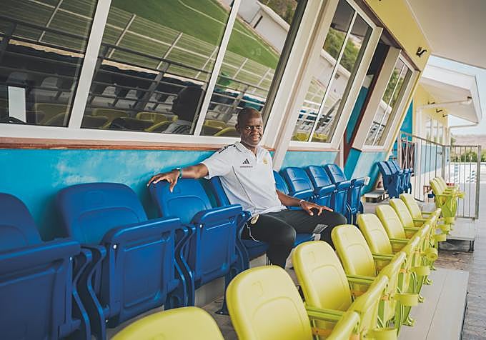 Gilbert Martina (izda.) preside la Federación de Fútbol de Curazao y dice que desea construir una selección nacional en torno a las personas y no al dinero.