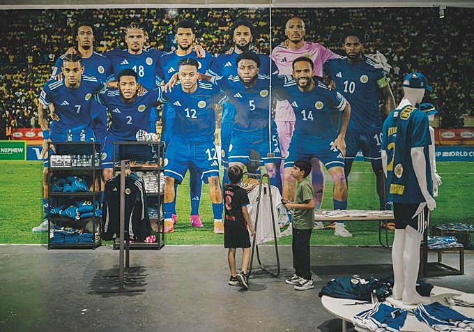 El Mundial ha desatado la fiebre nacional por el fútbol. Tras la clasificación, en tres días se vendieron en la isla cien mil camisetas de la selección. La más apreciada, la del capitán Leandro Bacuna (tercero por la dcha., arriba), centrocampista de 34 años que jugó diez en la Premier y lleva dos en la Liga turca.
