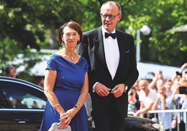 Al dejar la política se fue a un influyente bufete que asesoraba a empresas como BlackRock y se hizo millonario. Cuando Merkel se jubiló, regresó. Es católico y lleva 40 años casado con la jueza Charlotte Gass. Tienen tres hijos y siete nietos.