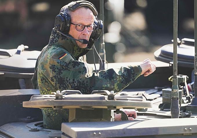 Merz quiere incrementar un 28 por ciento el gasto de Defensa, convertir su ejército en el más poderoso de Europa y asumir el liderazgo de la OTAN. En abril se subió a un tanque para supervisar unas maniobras.