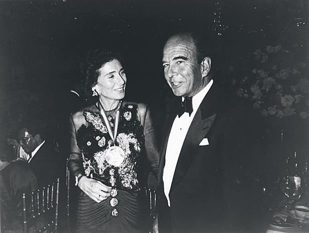0'Shea, en 1992, al recibir en Nueva York la Medalla de Oro del Spanish Institute. A su lado, su marido, Emilio Botín.