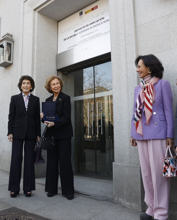 La Escuela ampliará sus instalaciones en Madrid, con un proyecto diseñado por Cruz y Ortiz Arquitectos. En la foto, la Reina Doña Sofía, Presidenta de Honor de la Escuela, Paloma O'Shea y su hija Ana Botín, presidenta del Banco Santander.