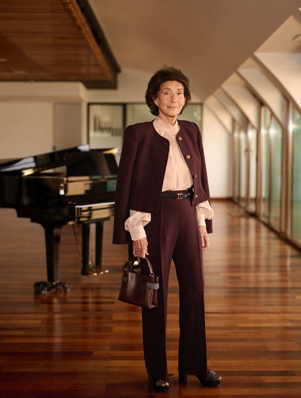 En Paloma O'Shea confluye una combinación poco habitual de sensibilidad artística, compromiso social y exigencia académica. Así ha logrado atraer a la Escuela Superior de Música Reina Sofía a grandes maestros internacionales y ofrecer a jóvenes talentos —mediante becas y apoyo institucional— una formación de altísimo nivel. Aquí O'Shea posa para XLSemanal en uno de los espacios de la Escuela.