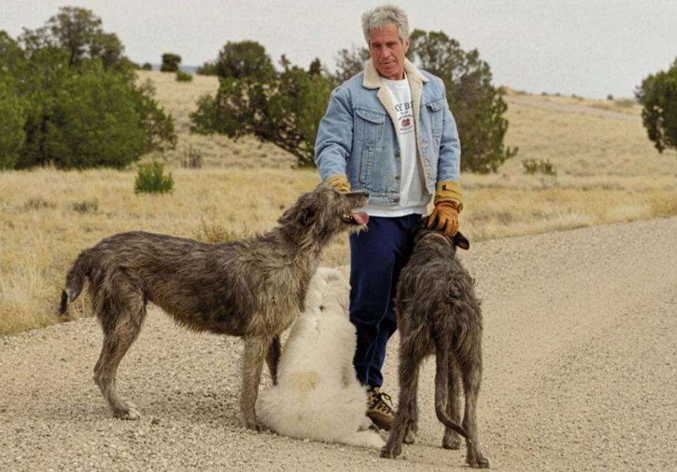 El pederasta Jeffrey Epstein, con varios de sus perros, en su propiedad de más de 3000 hectáreas en Nuevo México, a 45 minutos de Santa Fe, la capital del Estado.