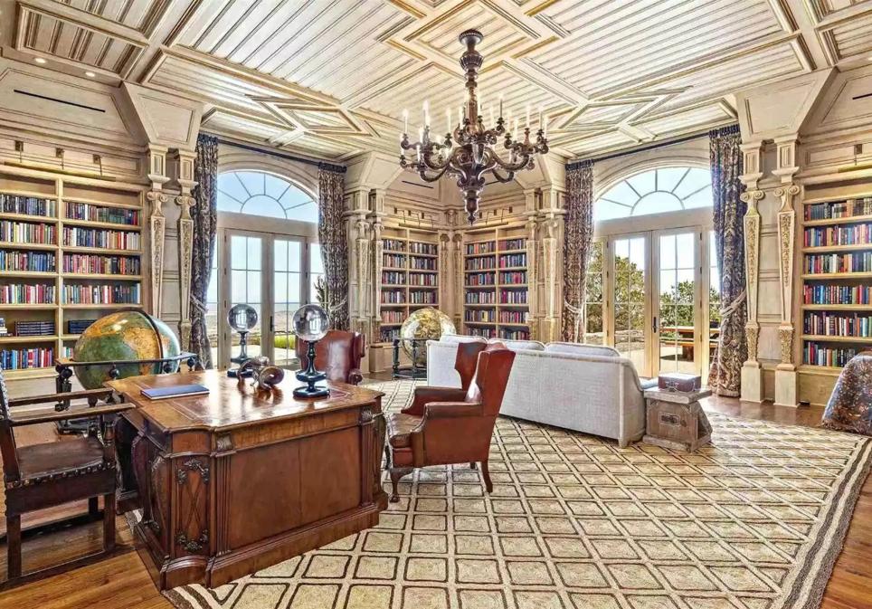 Una de las bibliotecas de Zorro Ranch.